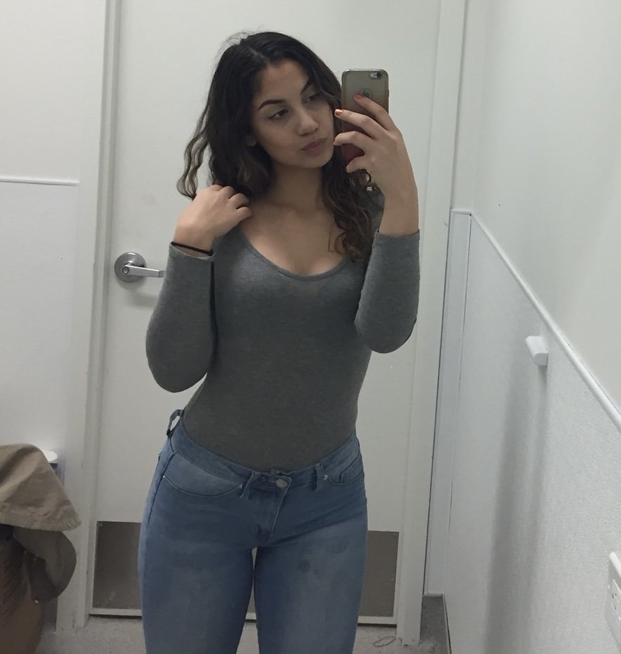 (Creepshots) Sharing the Aquino sisters. She’s a the oldest, 23 year old Milf 🔥 🇦🇷 #wZXStZhF