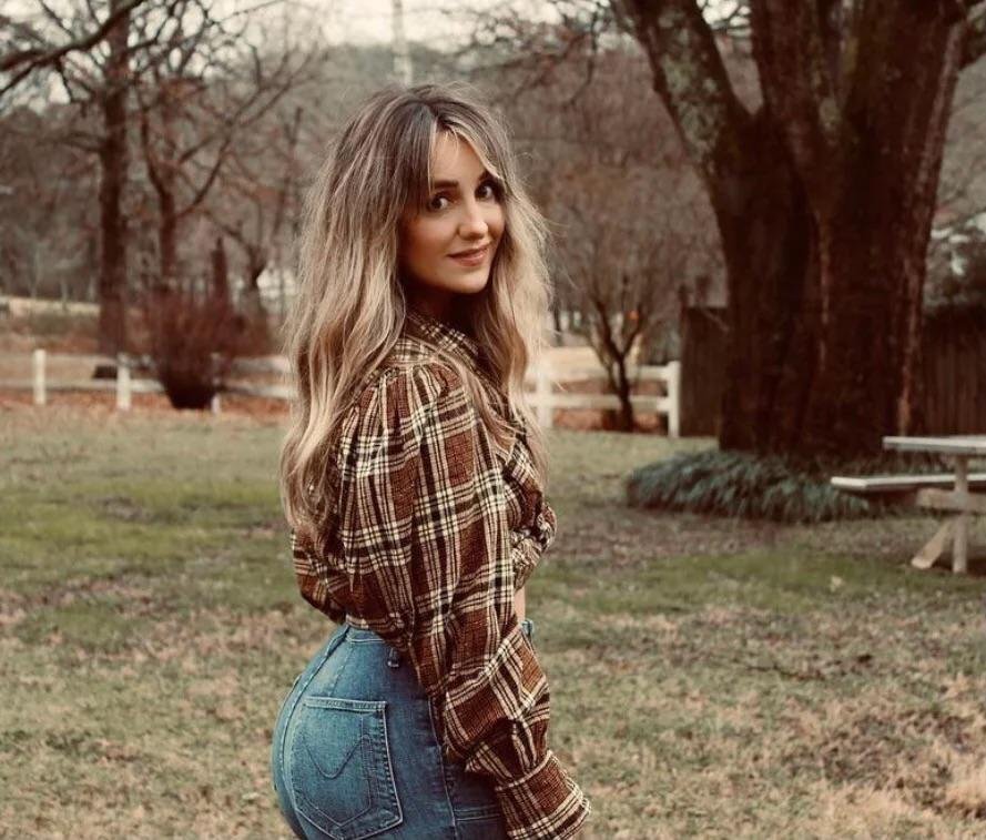 Lainey Wilson an Her Nice Ass #XHawL2zT