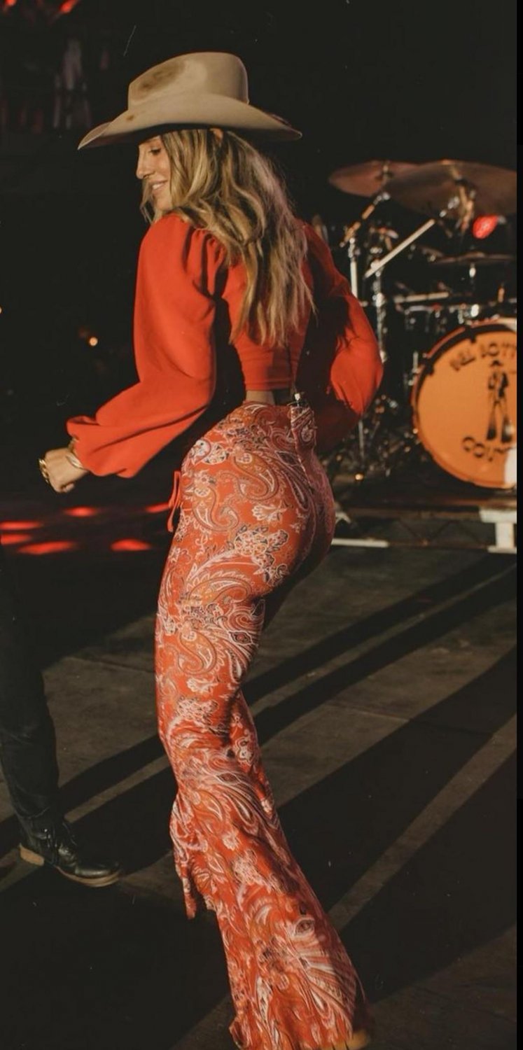 Lainey Wilson an Her Nice Ass #b1RTYLAO