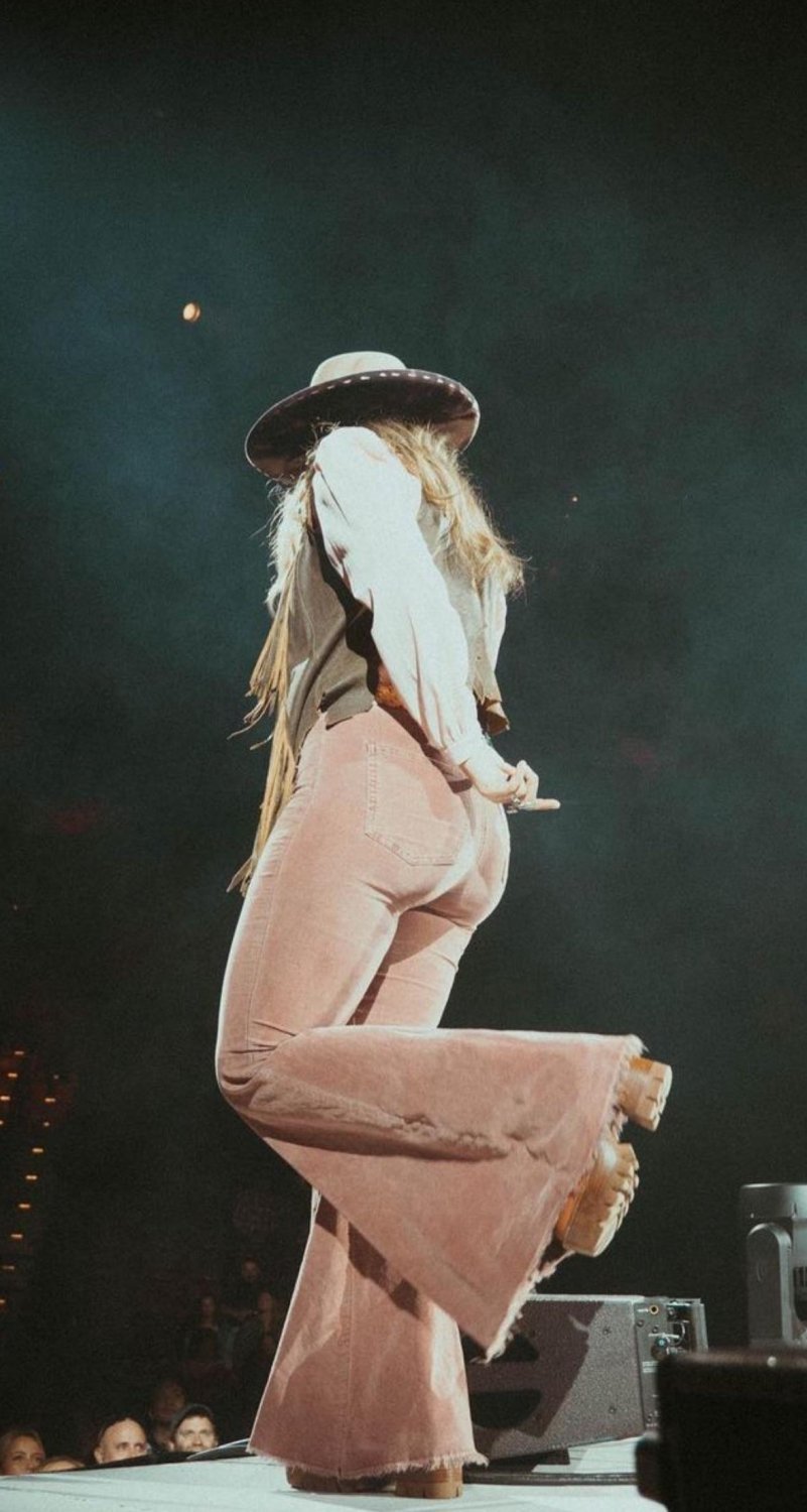 Lainey Wilson an Her Nice Ass #kAlATuOl